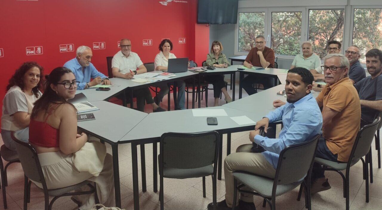 Reunión del PSOE de Ponferrada discutiendo el pacto PP-Vox