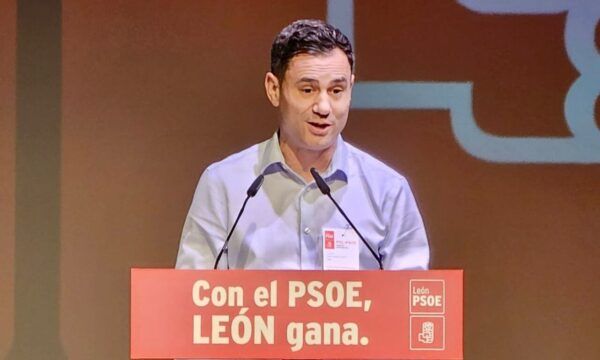 Miembro del PSOE hablando en un evento en Valderas
