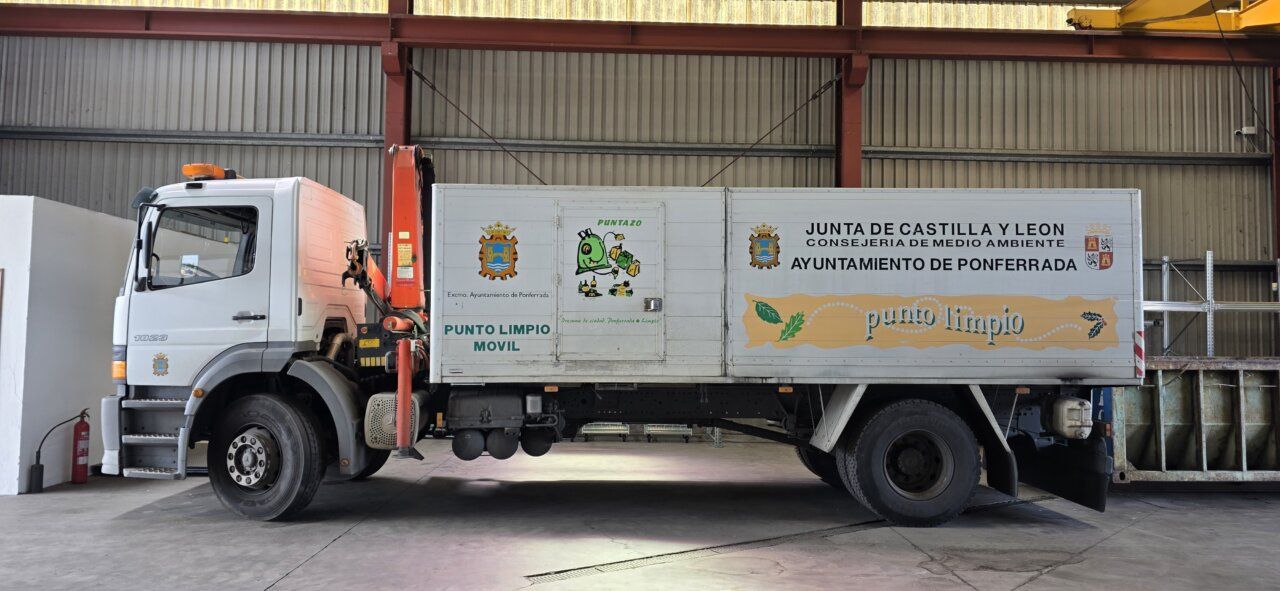 Camión del punto limpio móvil en Ponferrada