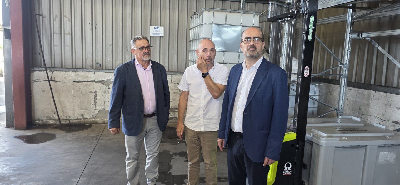 Tres hombres en un punto limpio en Ponferrada