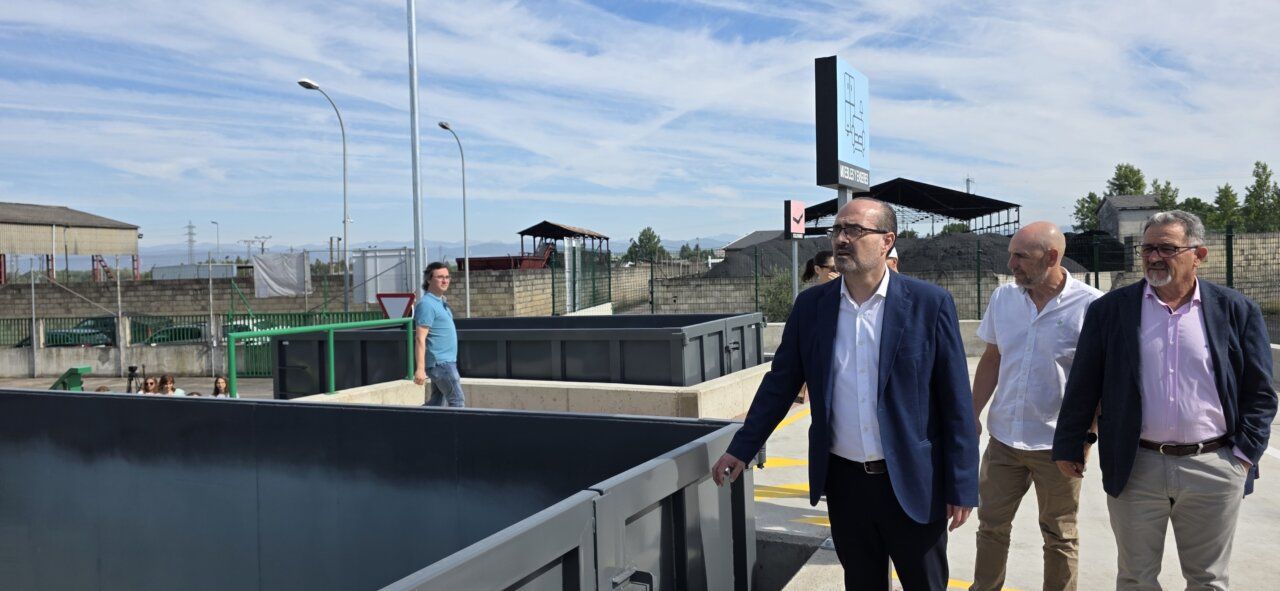 Visita a un punto limpio en Ponferrada con varias personas