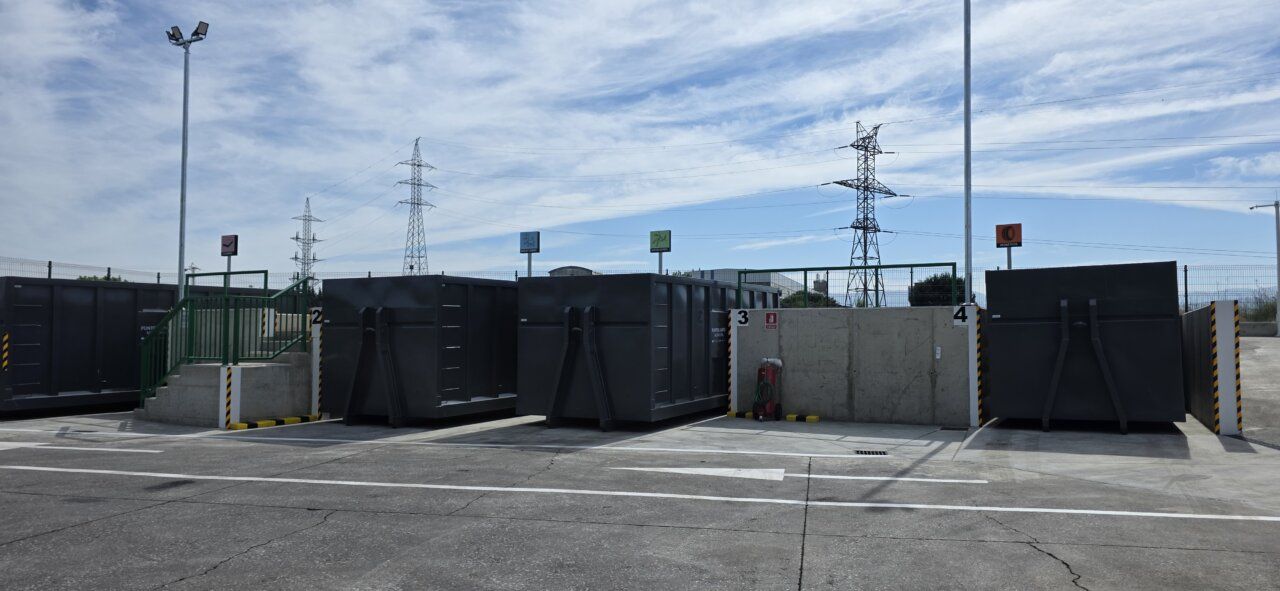 Instalaciones del punto limpio en Ponferrada con contenedores de reciclaje