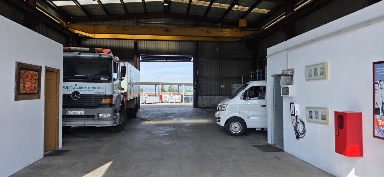 Interior del punto limpio móvil en Ponferrada con vehículos de recolección