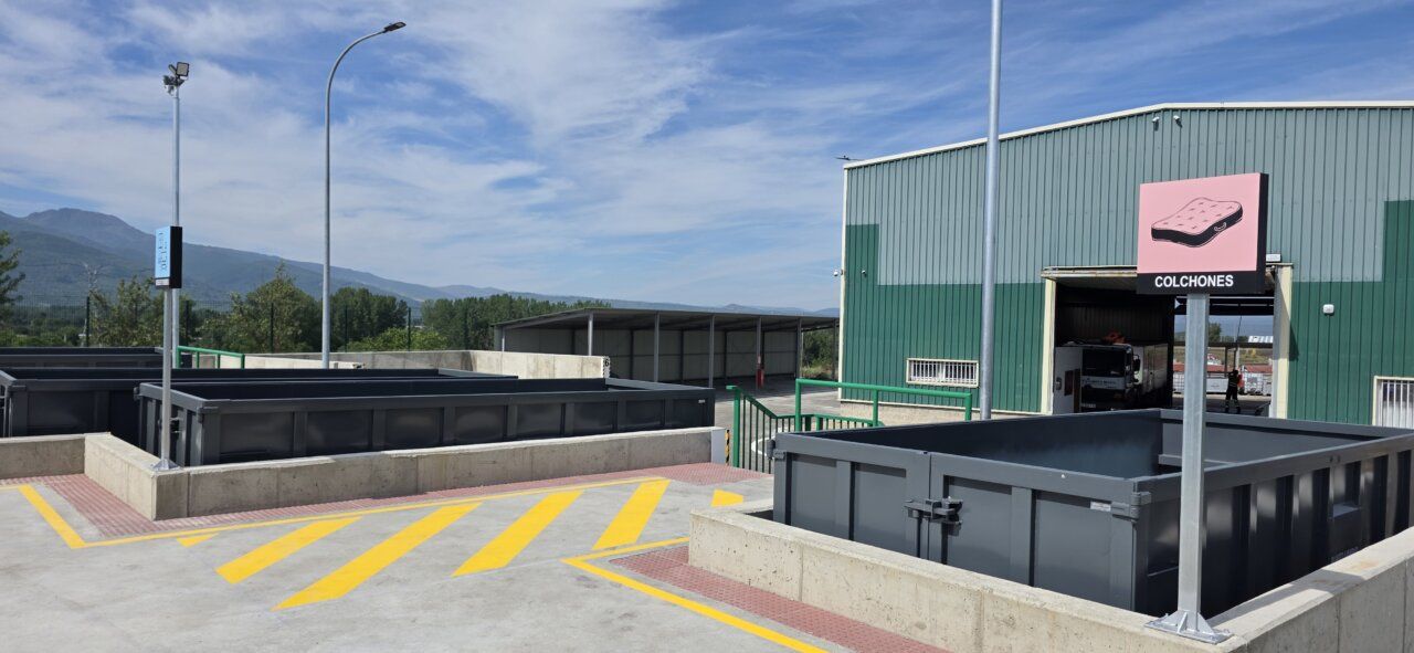 Instalaciones del punto limpio en Ponferrada con contenedores y paisaje natural