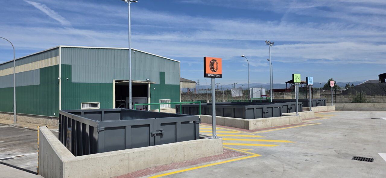 Instalaciones del punto limpio en Ponferrada con contenedores de reciclaje