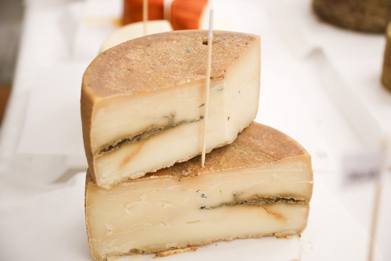 Queso artesanal de Castilla y León con textura y color característicos