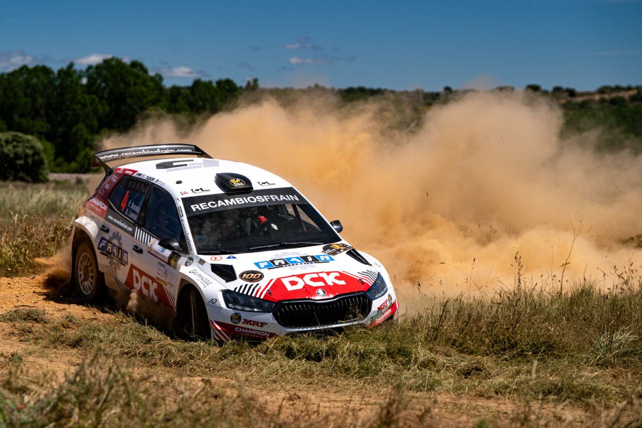 Coche de rallye en acción durante el Rallye Reino de León