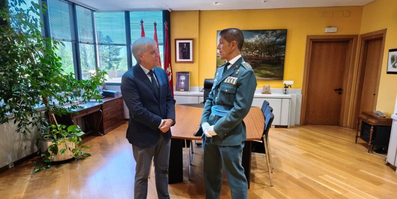 Eduardo Diego y coronel de la CiberComandancia en reunión institucional