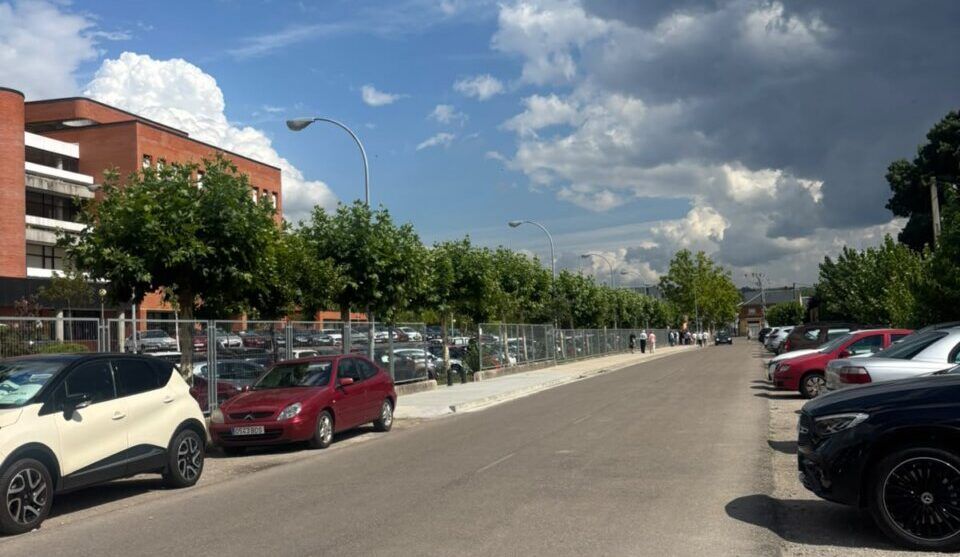 Vista de la calle Médicos Sin Fronteras en Fuentesnuevas con coches aparcados