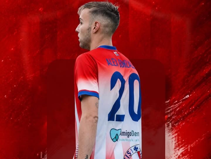 Álex González en su camiseta del Atlético Bembibre durante la renovación