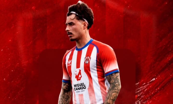 Hugo Fernández en uniforme del Atlético Bembibre durante su renovación