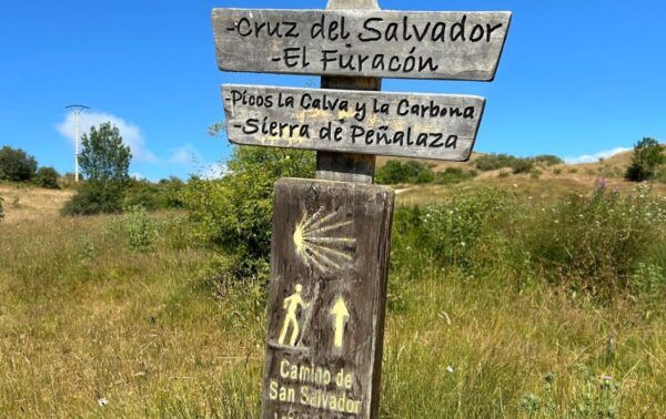 Señalización de senderos en la Reserva de la Biosfera del Alto Bernesga