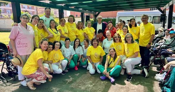 Grupo de personas en la fiesta de bienvenida al verano en la residencia Santa Luisa