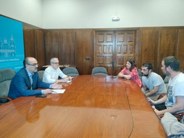 Reunión entre el alcalde de Ponferrada y representantes de Correos