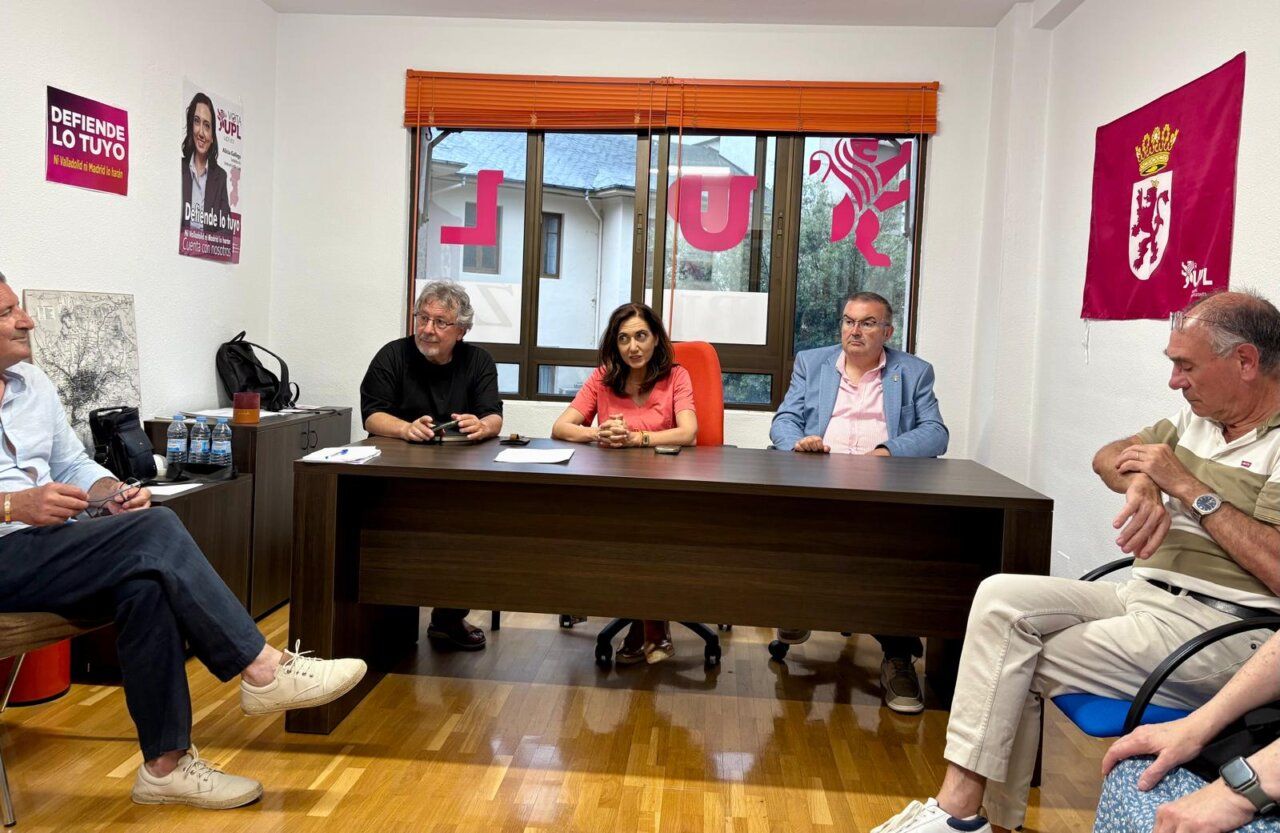 Reunión de UPL Bierzo con varios cargos públicos en una oficina