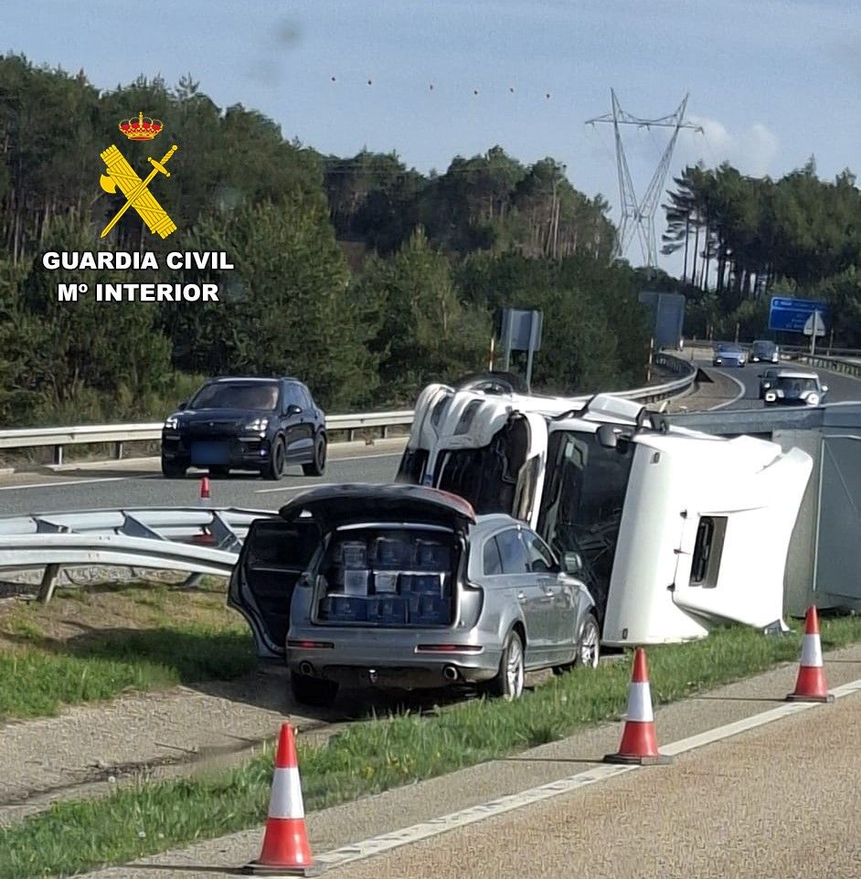 Accidente de camión en la A-6 con mercancía robada