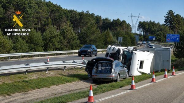 Camión volcado en la autovía A-6 con coches de la Guardia Civil.