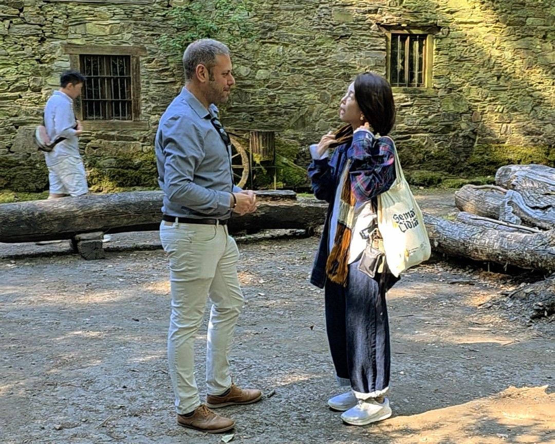 Dos personas conversando en un entorno natural durante el rodaje en Ponferrada.