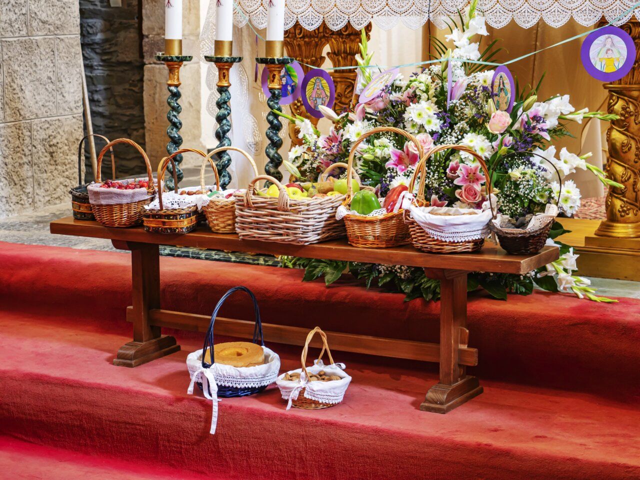 Bandeja con cestas de ofrendas en la Romería de la Virgen de la Peña