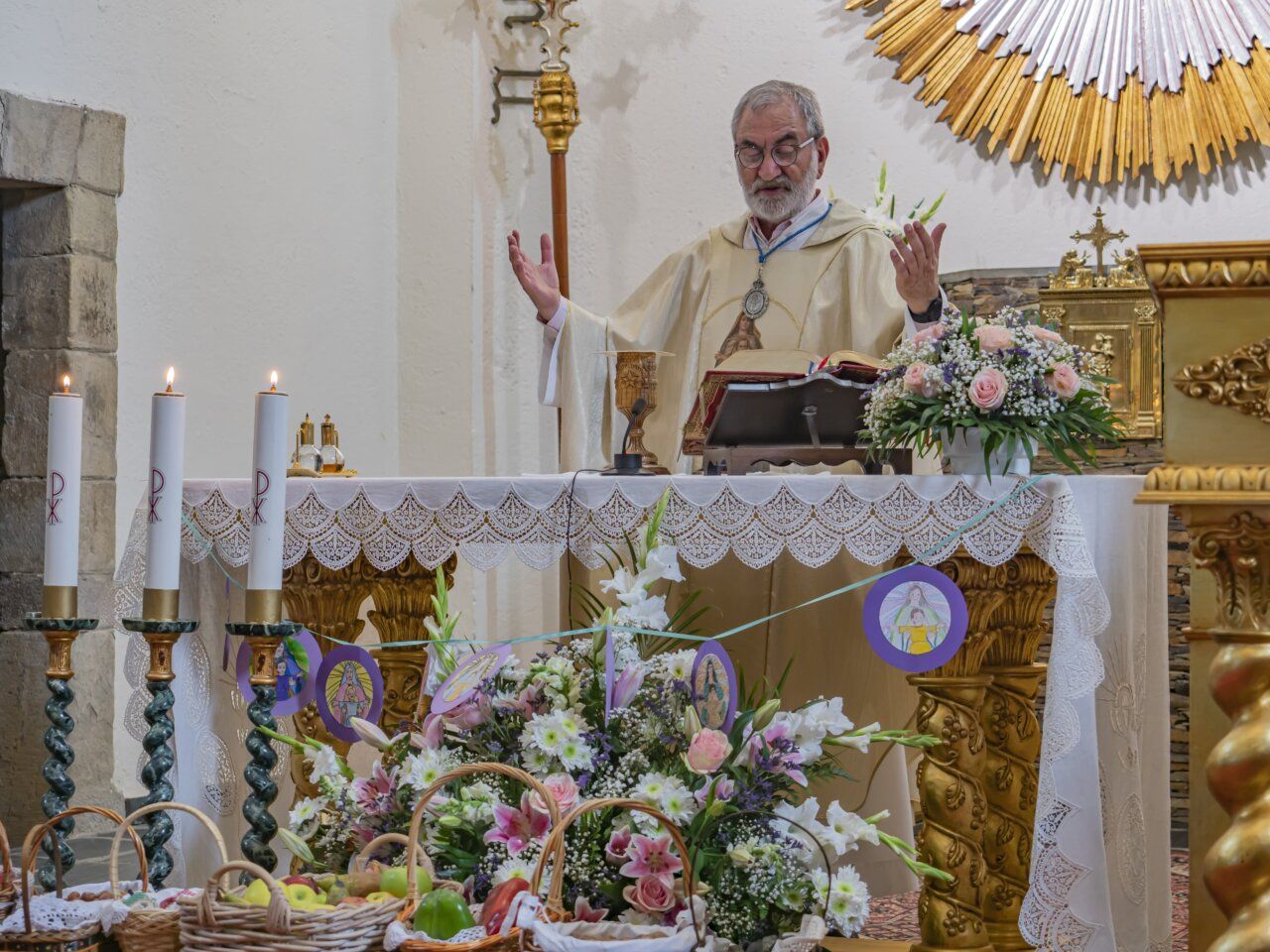 Sacerdote oficiando misa en la Romería de la Virgen de la Peña