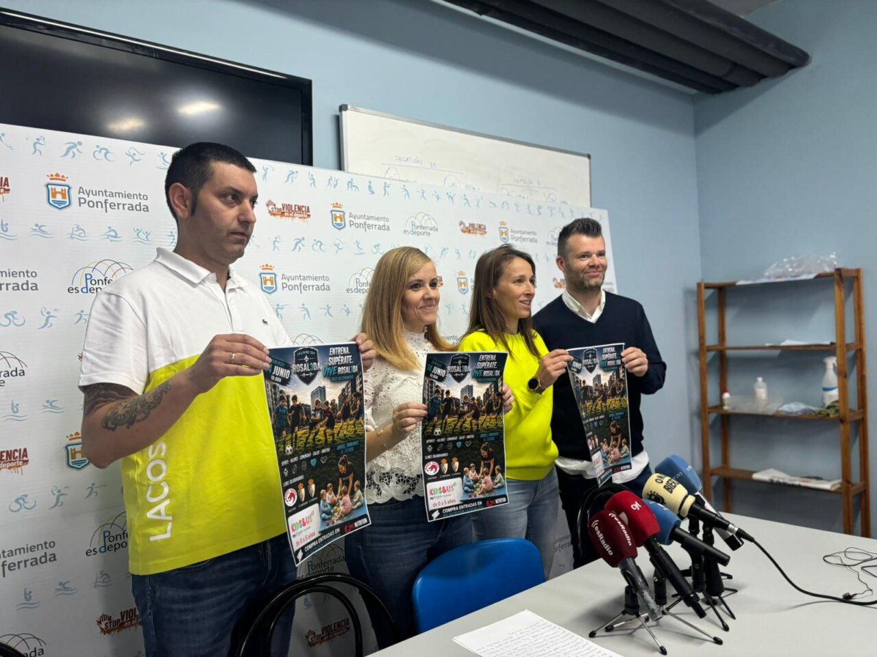 Presentación del evento Rosaleda Training Day en Ponferrada con organizadores mostrando carteles.