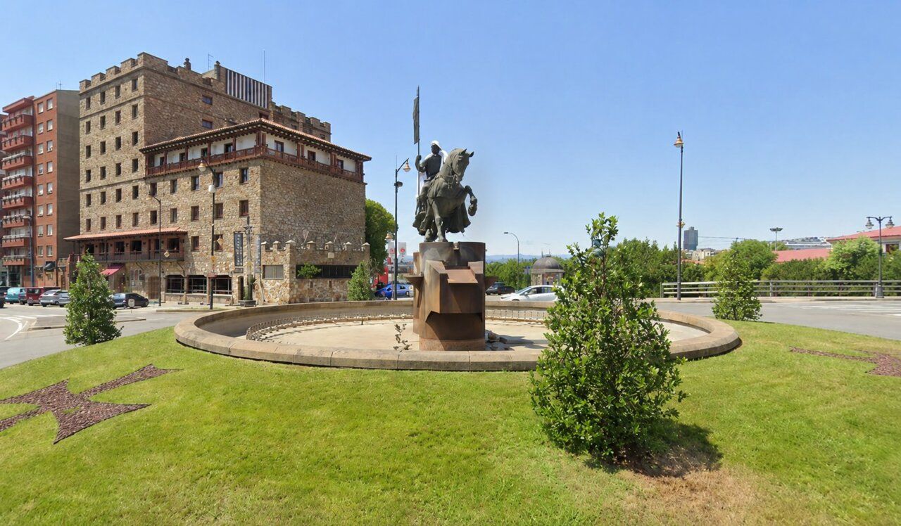 Vista de la rotonda del Temple en Ponferrada con estatua y edificios