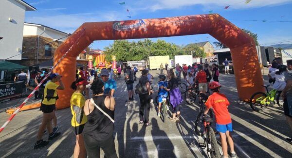 Participantes en la XVIII Ruta de la Fruta en Carracedelo