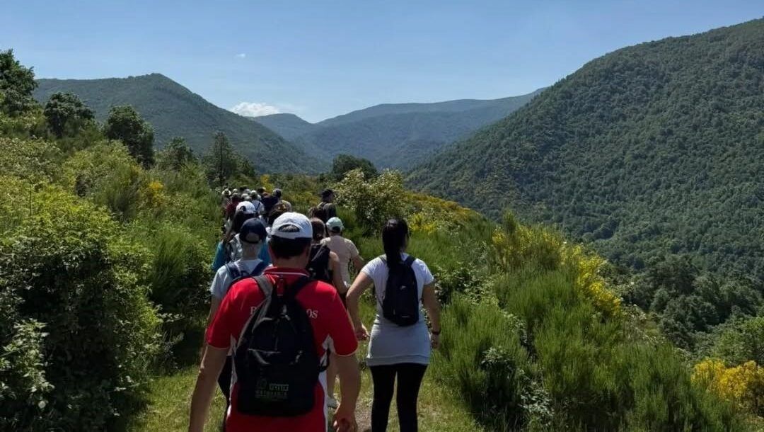 Grupo de personas caminando por sendero en montaña de Laciana