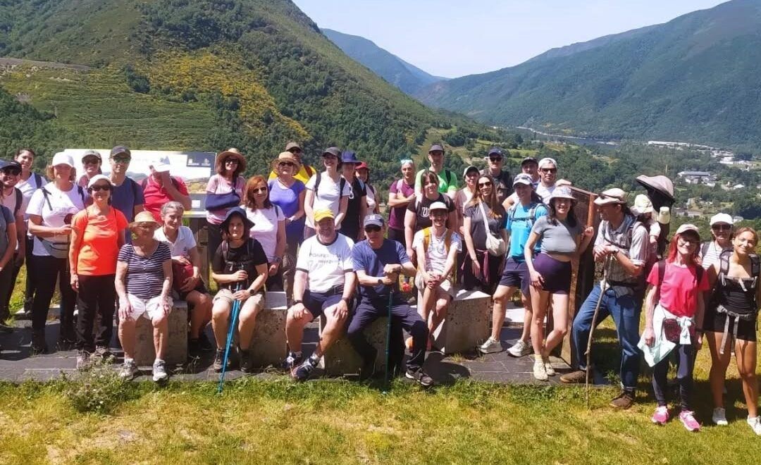 Grupo de personas durante una ruta de senderismo en Laciana