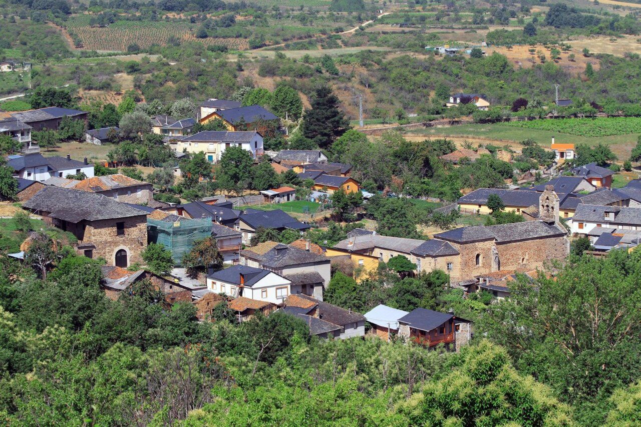 Vista panorámica del pueblo de Salas de los Barrios en el campo