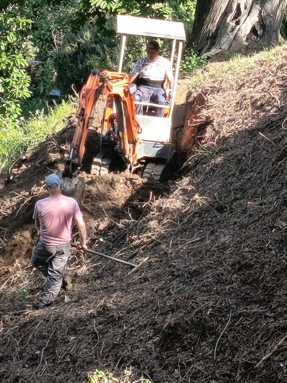 Trabajadores realizando labores de limpieza en San Adrián de Valdueza