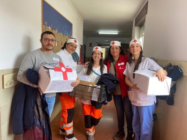 Grupo de sanitarios en el Colegio Las Alamedas con material educativo