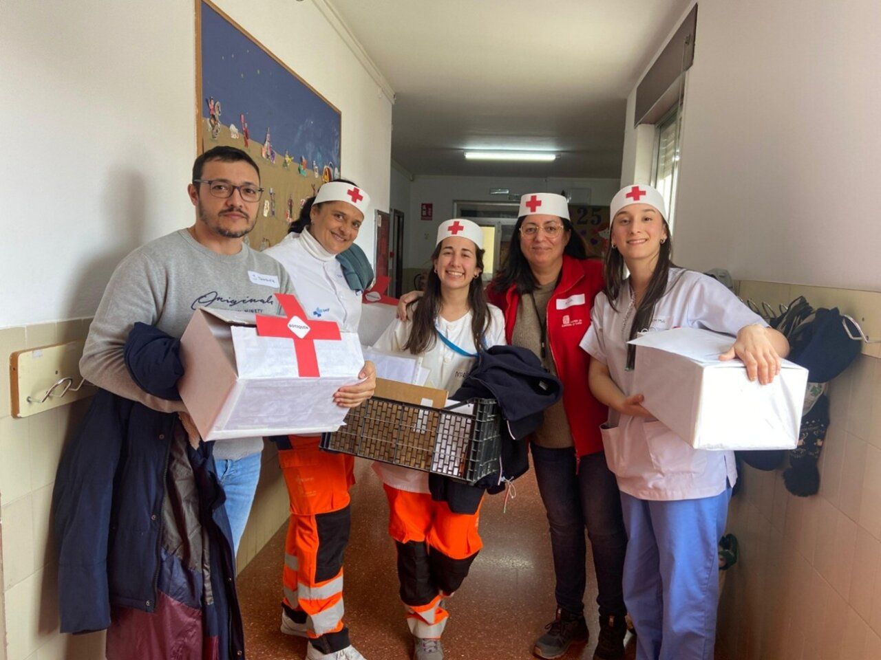 Grupo de sanitarios en el Colegio Las Alamedas con material educativo