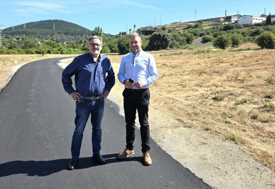 Dos hombres en un camino recién asfaltado en Santo Tomás de las Ollas