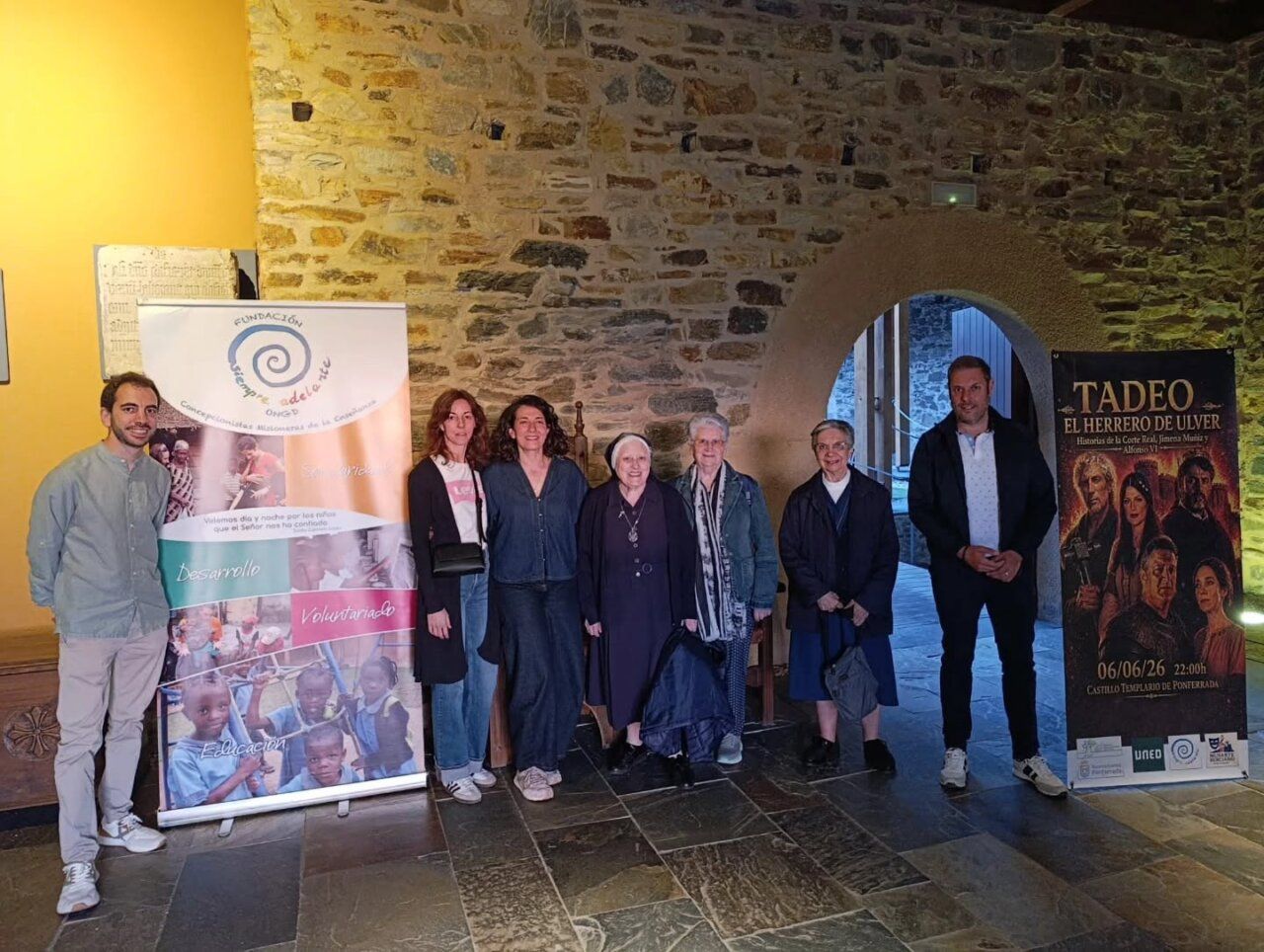 Celebración en Santo Tomás de las Ollas con varias personas y un cartel de Tadeo el herrero de Ulver