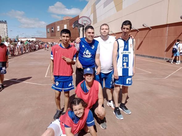 Jugadores del equipo SDP Asprona Bierzo en torneo de baloncesto 3x3