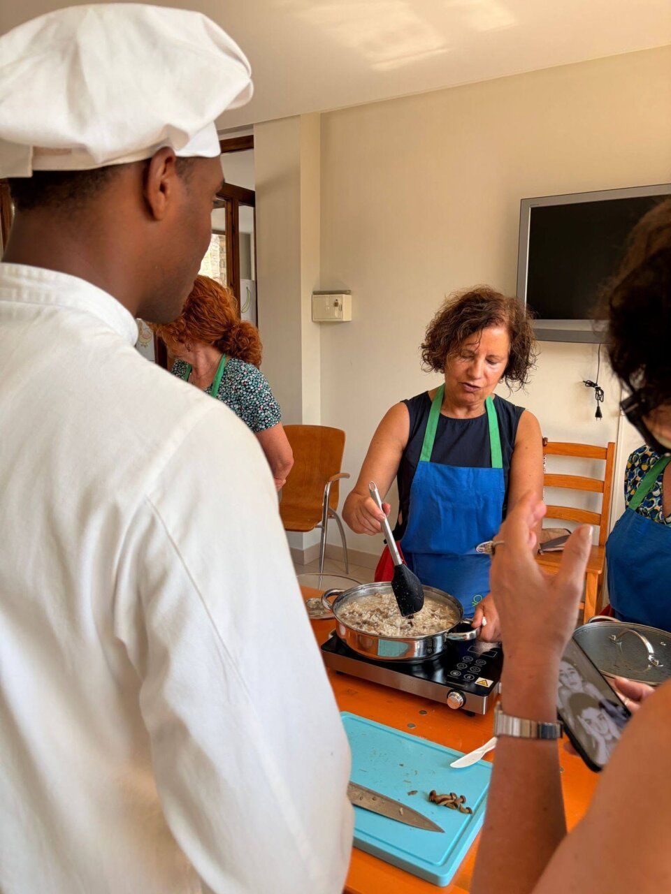 Participantes en taller de alimentación saludable cocinando juntos