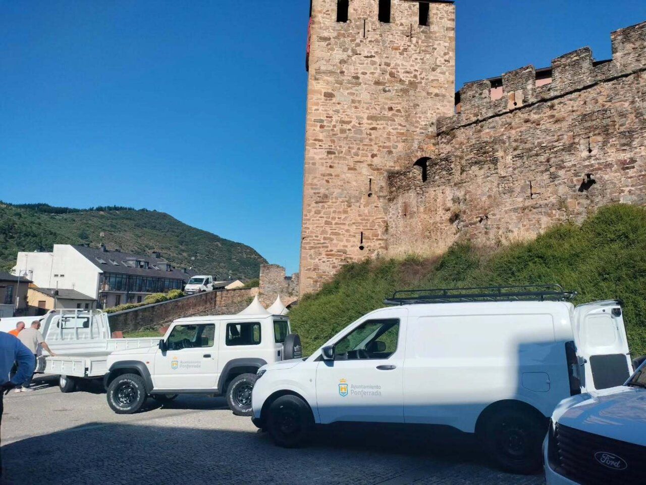 Presentación de nuevos vehículos municipales en Ponferrada junto a un castillo