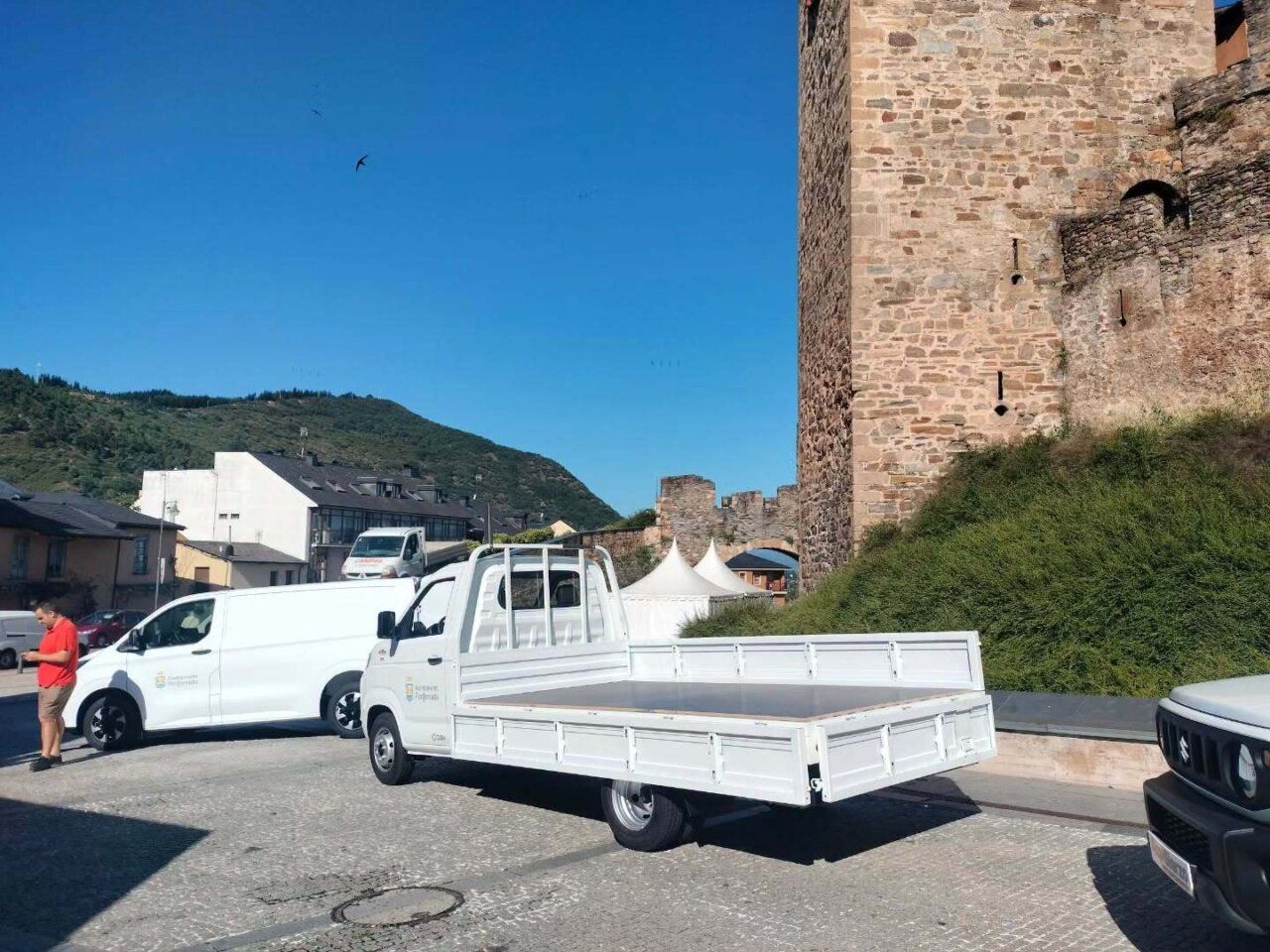 Nuevos vehículos municipales en Ponferrada junto a un castillo