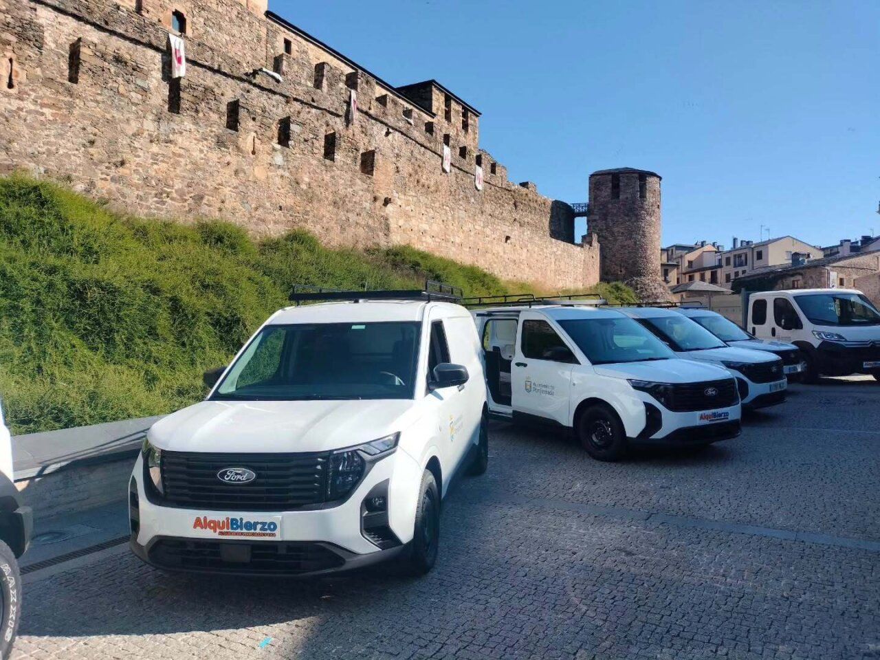 Nuevos vehículos municipales en Ponferrada junto a un castillo antiguo