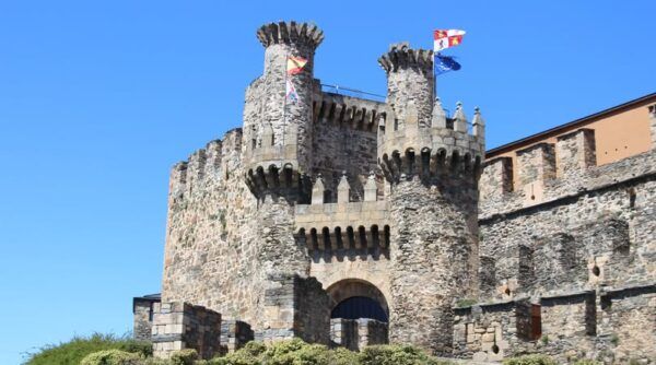 Vista del Castillo de los Templarios en Ponferrada con banderas ondeando