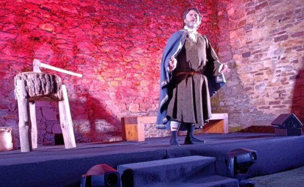 Actor representando a Tadeo el herrero en un evento cultural