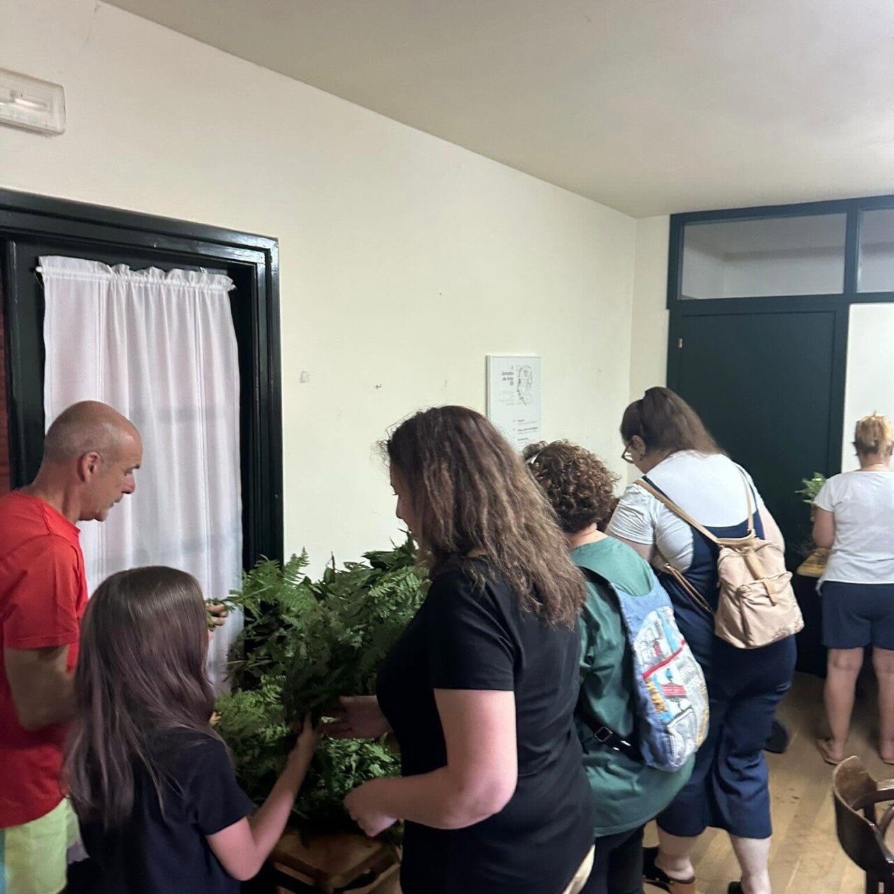 Participantes en el Taller de las 7 Plantas en Toreno, creando ramilletes tradicionales.