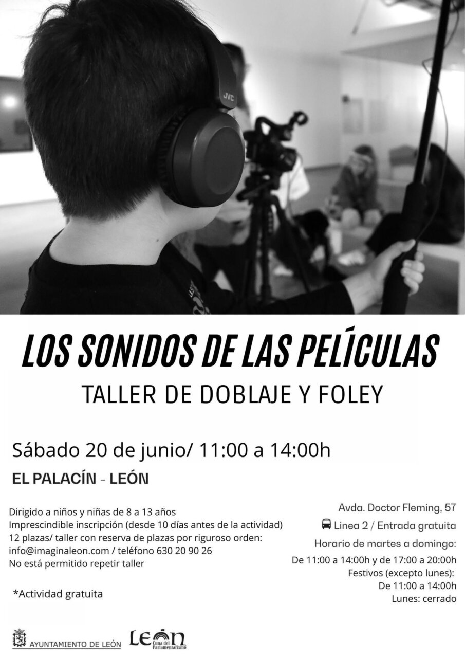 Niño con auriculares participando en taller de doblaje y foley