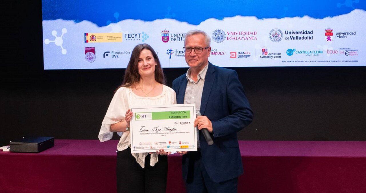 Tania Payo Serafín recibiendo un premio en un evento académico