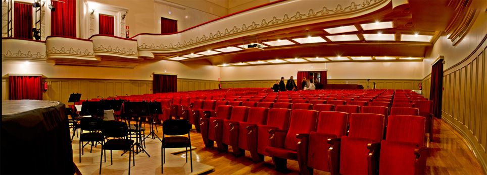 Interior del Teatro Bergidum con asientos rojos y escenario