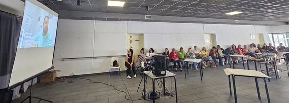 Reunión en Toreno durante el Café de Salud con participantes y presentador