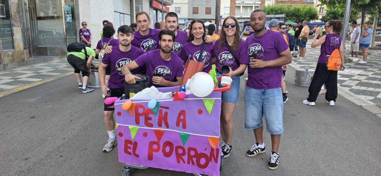 Grupo de personas en la III Concentración de Peñas en Toreno