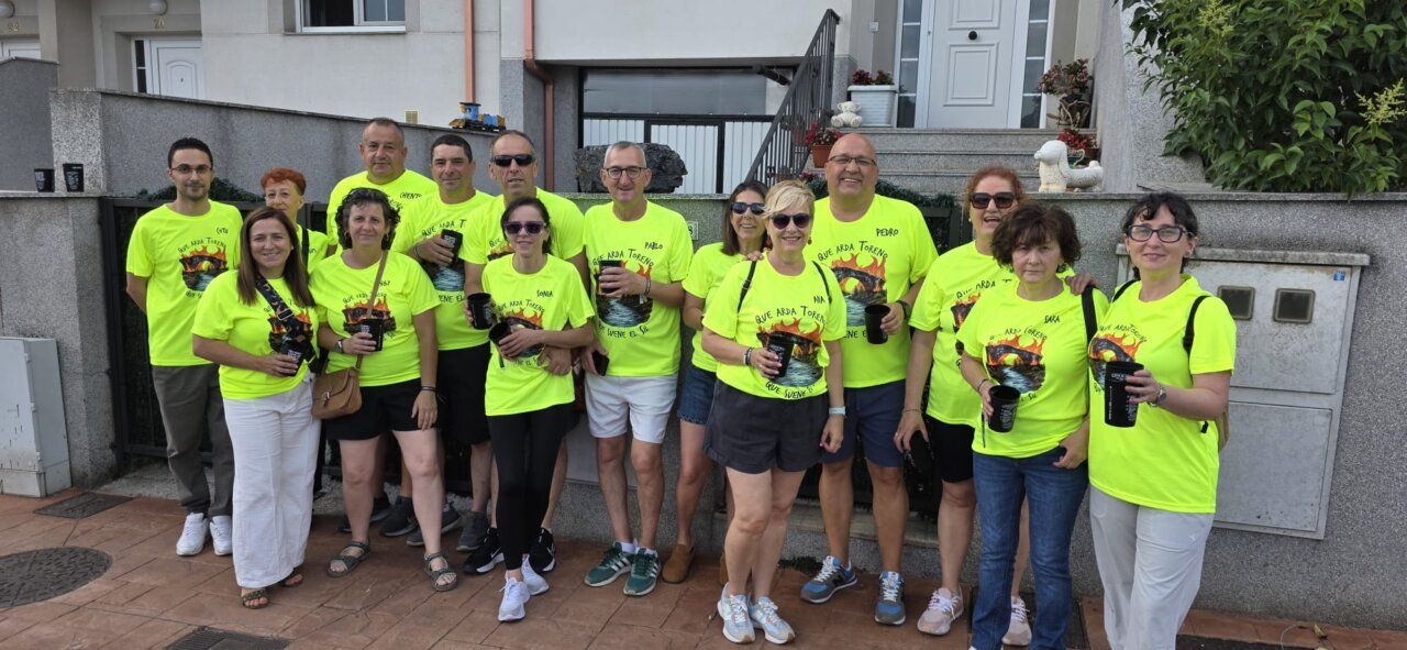 Grupo de personas con camisetas amarillas en la concentración de San Juan 2026 en Toreno