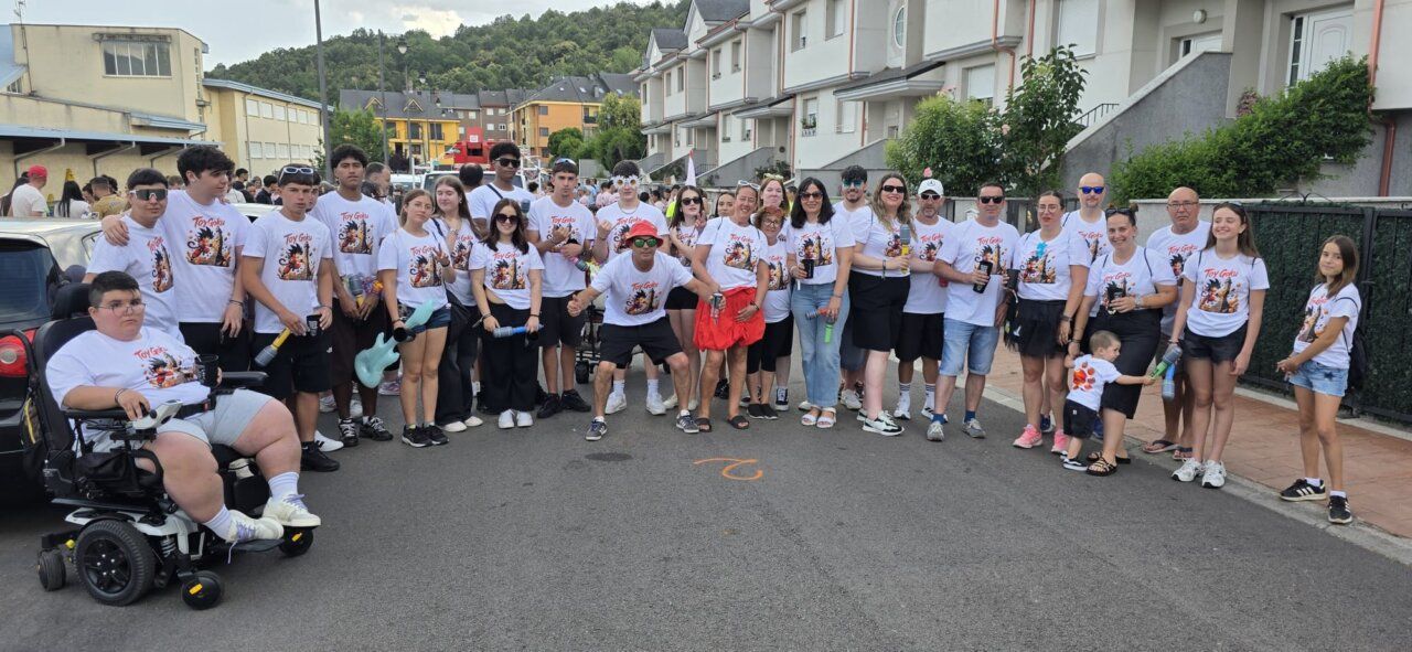 Grupo de personas en la III Concentración de Peñas en Toreno durante San Juan 2026